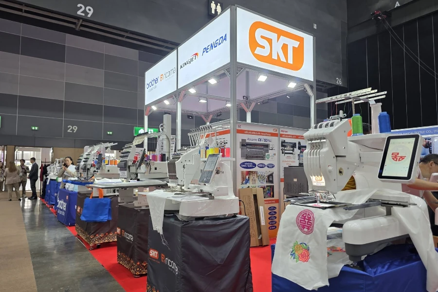 พื้นที่สาธิตเครื่องจักรเย็บและปักที่บูธ SKT ภายใน GFT 2026