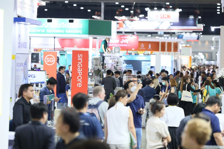 ผู้เข้าชมเดินสำรวจพื้นที่จัดแสดงใน ProPak Asia 2026