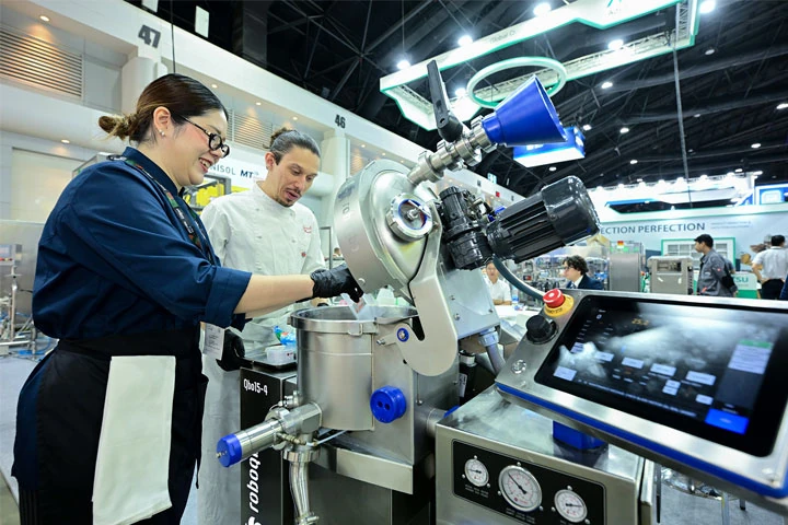 ผู้เข้าชมชมการสาธิตเครื่องจักรภายใน ProPak Asia 2026