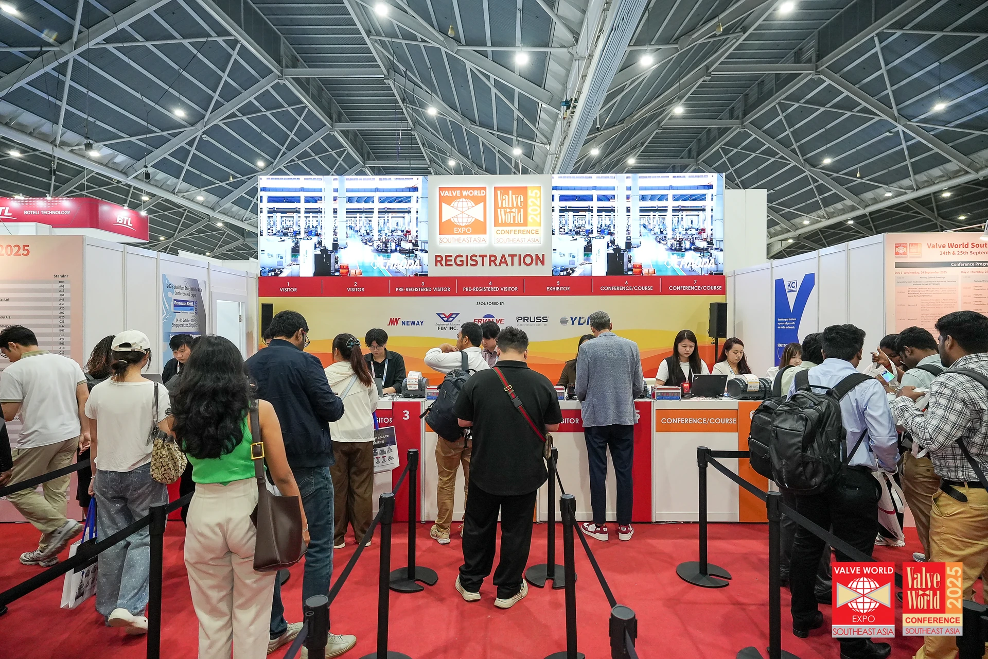 ผู้เข้าร่วมบริเวณลงทะเบียนงาน Valve World Southeast Asia 2025