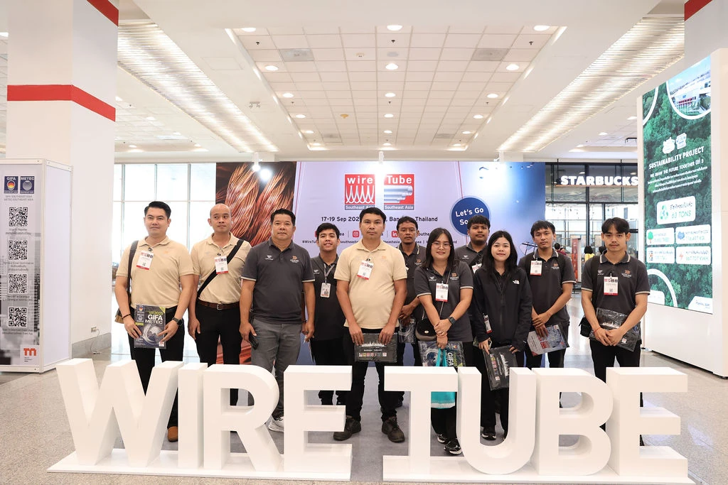 ผู้เข้าร่วมถ่ายภาพหน้าโลโก้ wire และ Tube Southeast Asia 2025