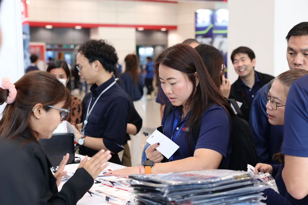 ผู้เข้าร่วมพูดคุยที่จุดต้อนรับในงานแสดงสินค้า wire Southeast Asia 2025
