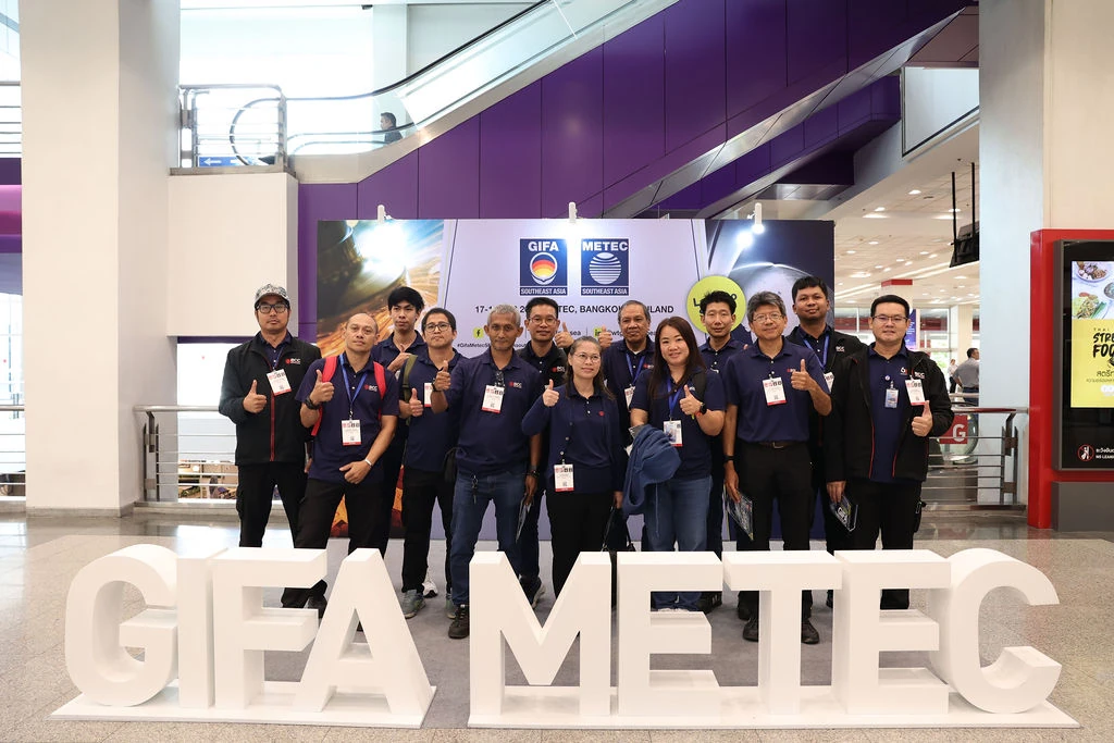 ผู้เข้าร่วมถ่ายภาพหน้าโลโก้ GIFA และ METEC Southeast Asia 2025