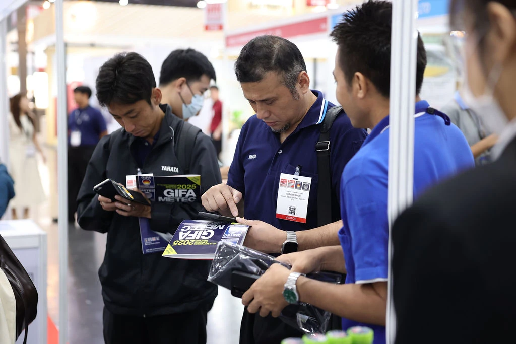 ผู้เข้าชมถือเอกสาร GIFA ภายในงานแสดงสินค้าปี 2025