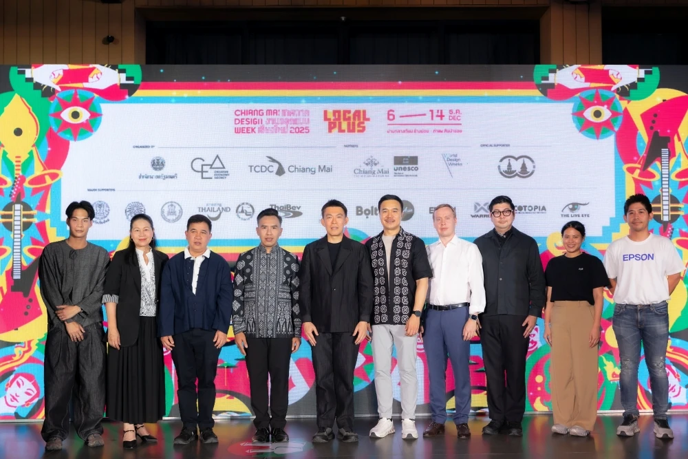 ผู้ร่วมพิธีเปิดเทศกาลงานออกแบบเชียงใหม่ 2568 ถ่ายภาพร่วมกันหน้าเวที