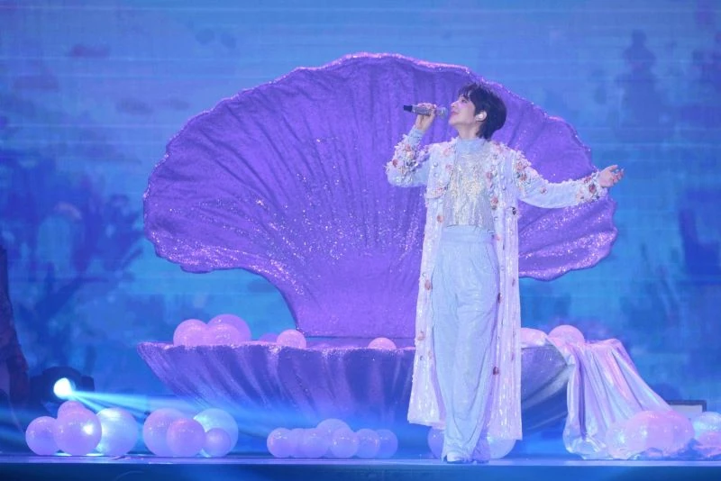 NuNew ร้องเพลงบนเวทีคอนเสิร์ตเดี่ยวครั้งแรกท่ามกลางฉากรูปเปลือกหอยสีม่วง