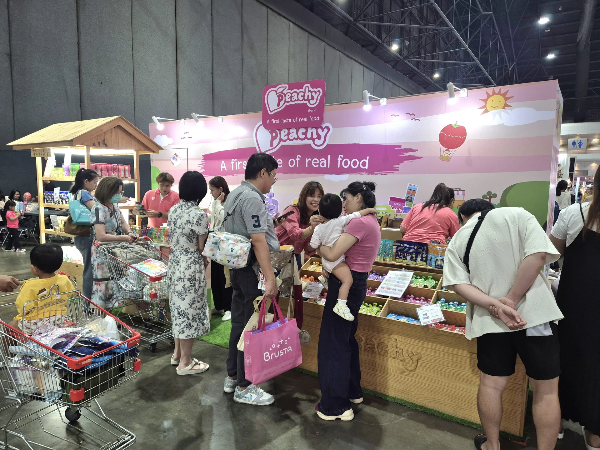 ผู้เข้าชมเลือกดูสินค้าที่บูธ Peachy ในงาน Baby & Kids Best Buy ครั้งที่ 64 ปี 2569