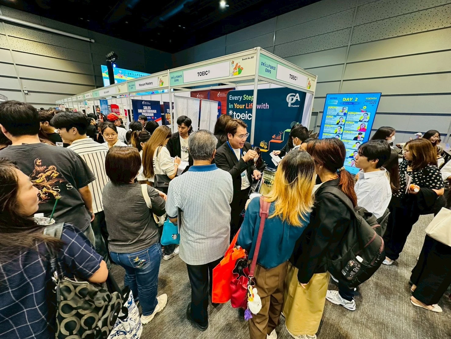 มุมกว้างผู้ร่วมงานหน้าโซนบูธ CPA ภายใน Work Life Festival 2025