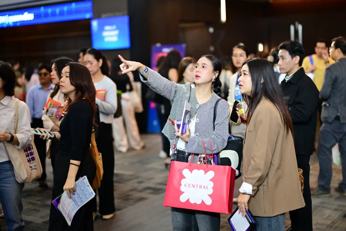 ผู้เข้าร่วมชมบูธภายใน MARKETING CONFERENCE 2025