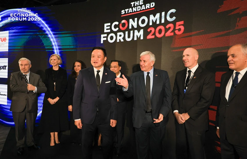 ผู้ร่วมงานถ่ายภาพบนเวที THE STANDARD ECONOMIC FORUM 2025
