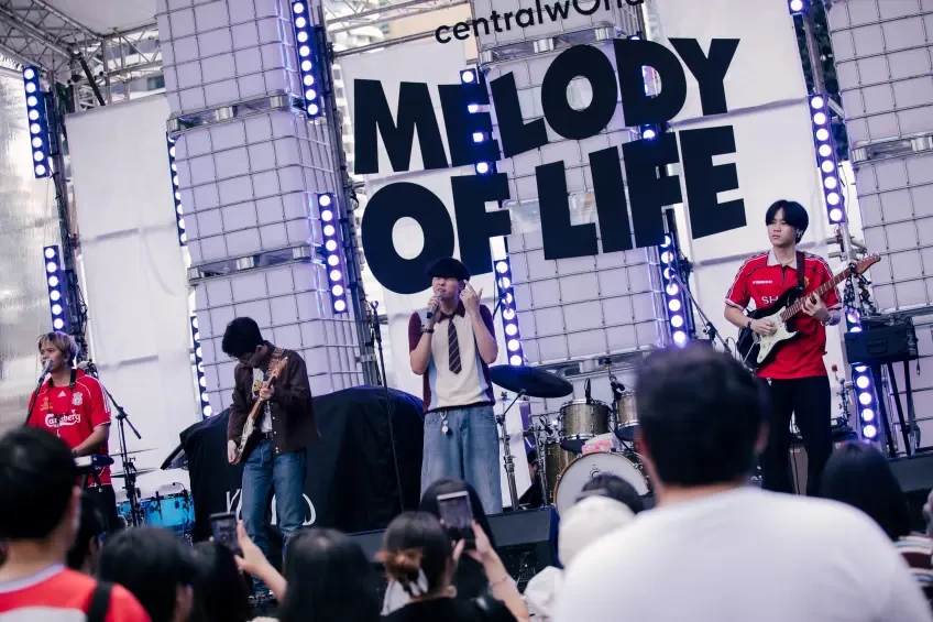 วงดนตรีแสดงบนเวทีที่มีป้าย Melody Of Life ในงานครั้งที่ 16