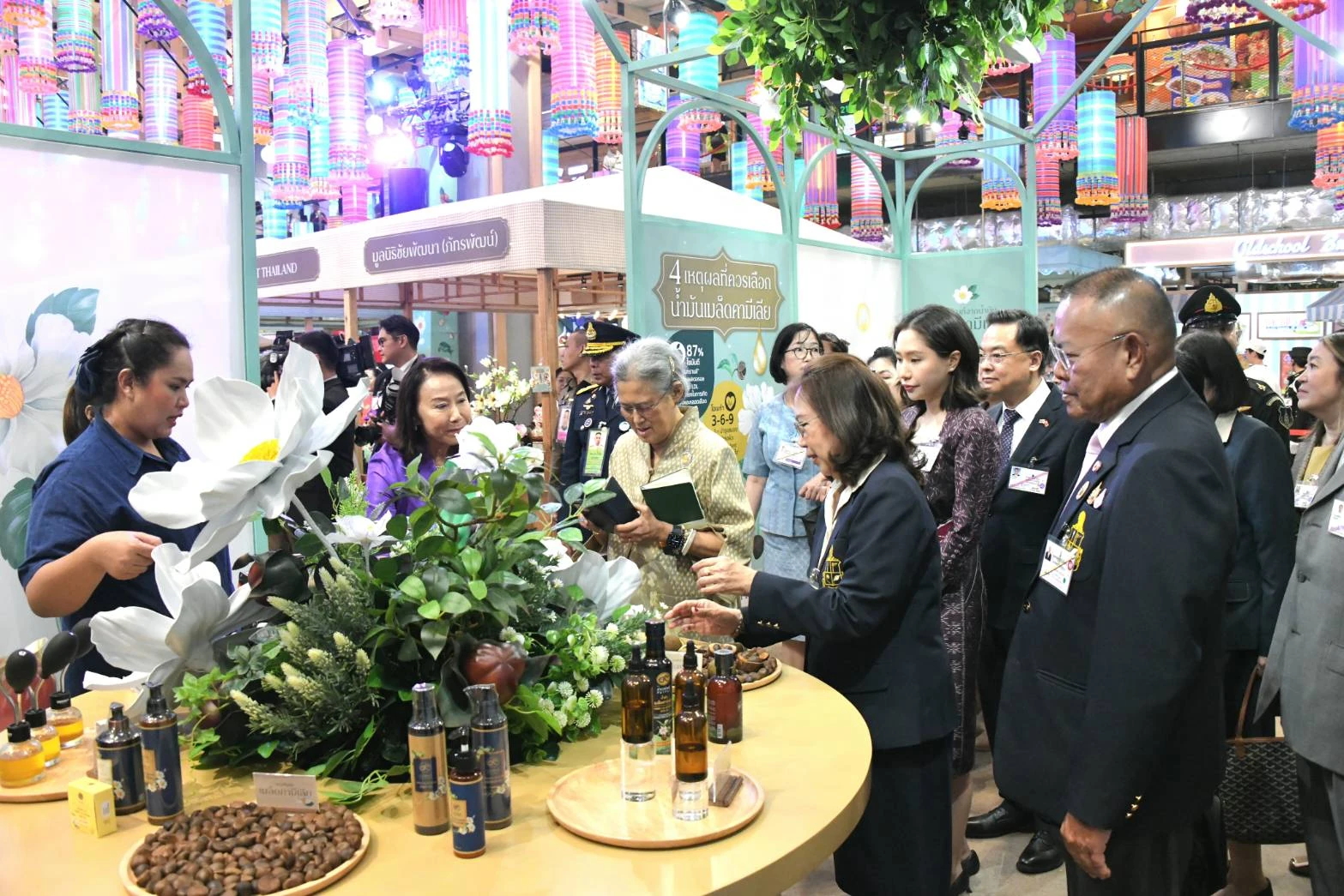 ผู้ร่วมงานเยี่ยมชมจุดจัดแสดงน้ำมันเมล็ดคามีเลียภายในงานปี 2568