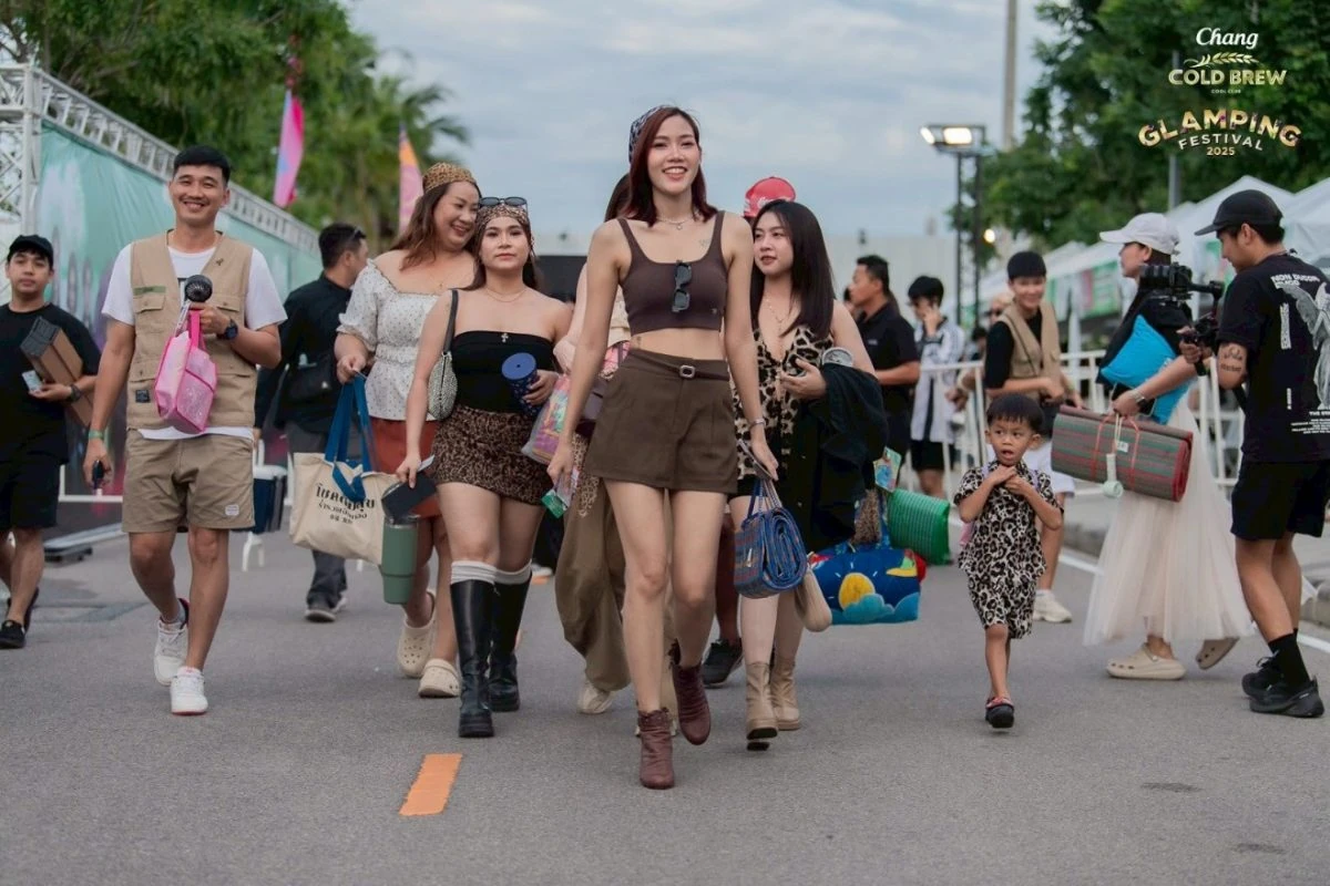 ผู้ร่วมงานเดินในพื้นที่ Glamping Festival 2025 ที่หัวหิน