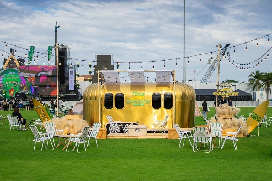 โซนพักผ่อนและเวทีกิจกรรมใน Glamping Festival 2025 ที่หัวหิน