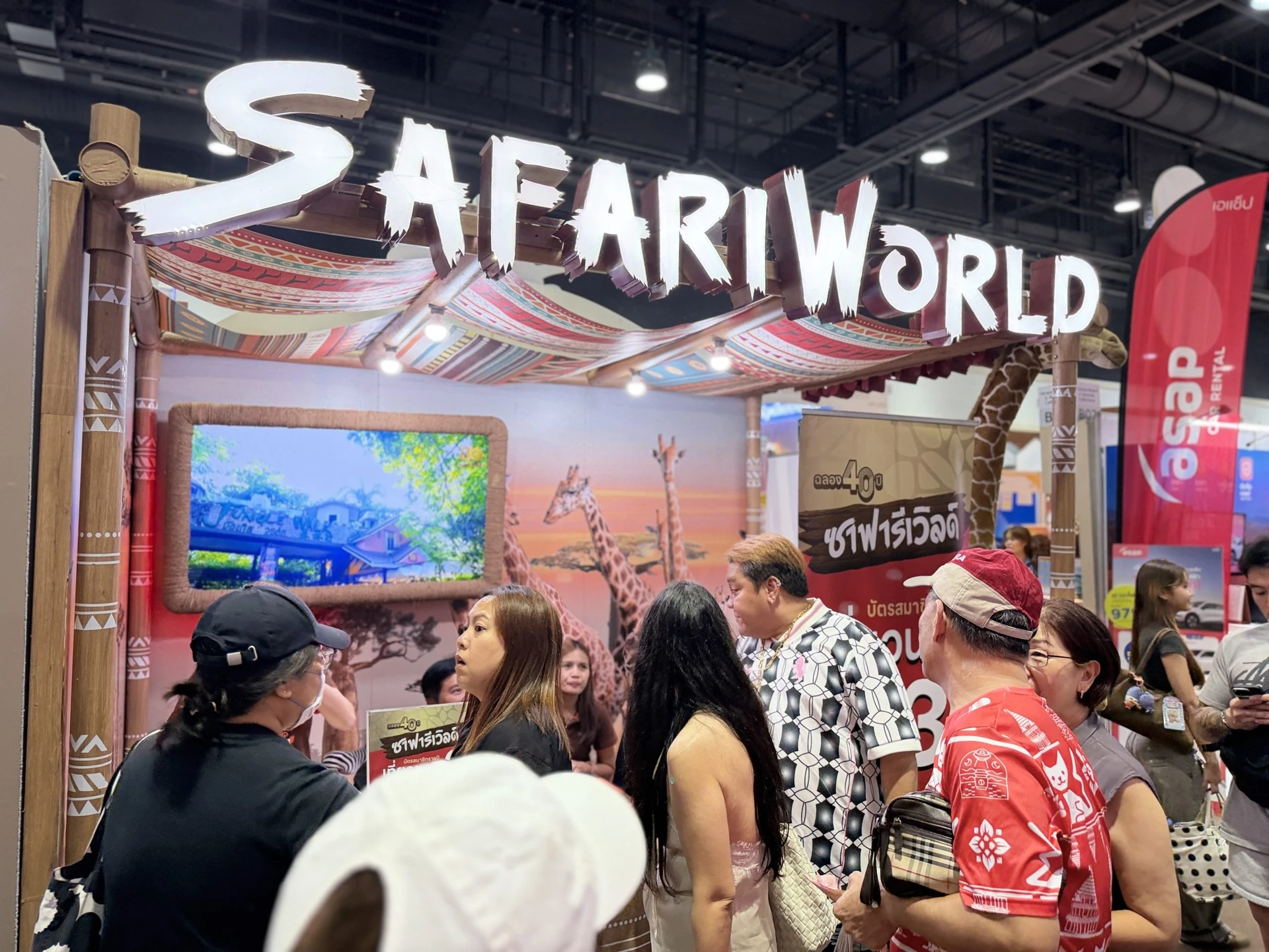 ผู้เข้าชมสอบถามข้อมูลที่บูธ Safari World ภายในงานไทยเที่ยวไทยครั้งที่ผ่านมา