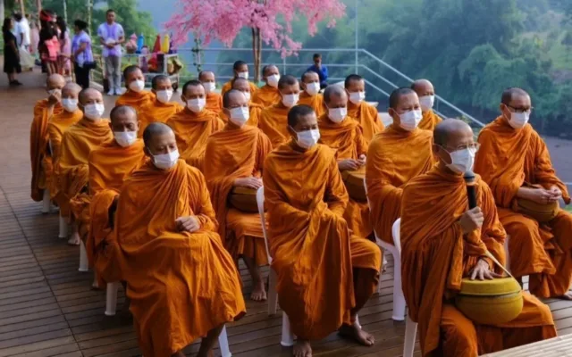 “เสาร์ – อาทิตย์ ใส่บาตร ตลาดริมแคว”