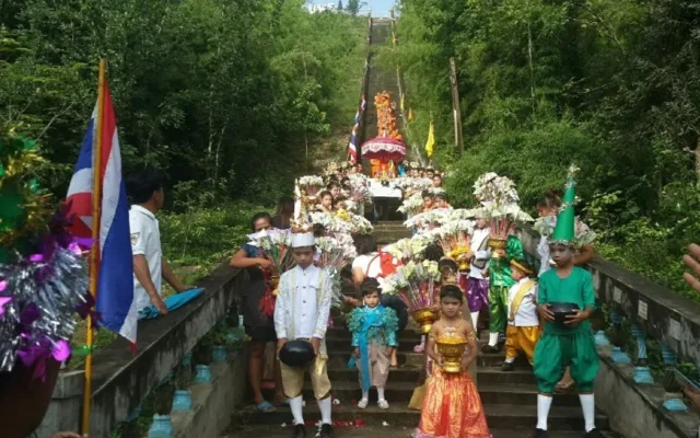ประเพณีตักบาตรเทโววัดเขาวงจินดาราม