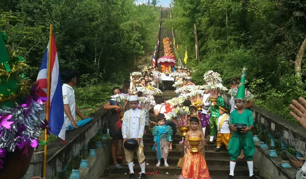 ประเพณีตักบาตรเทโววัดเขาวงจินดาราม