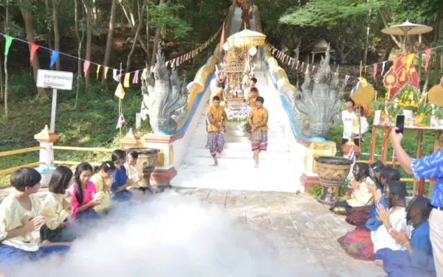 งานประเพณีตักบาตรเทโว วัดเขาดีสลัก