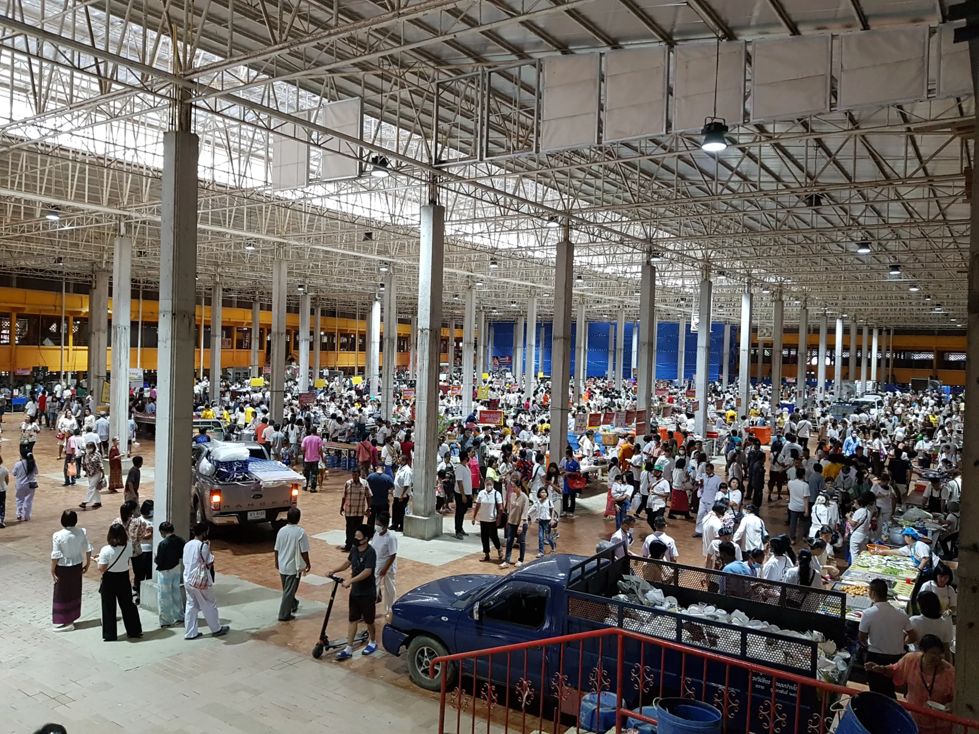 พื้นที่โรงทานงานกฐินที่มีหลายซุ้มและผู้ร่วมงานจำนวนมากภายในอาคาร