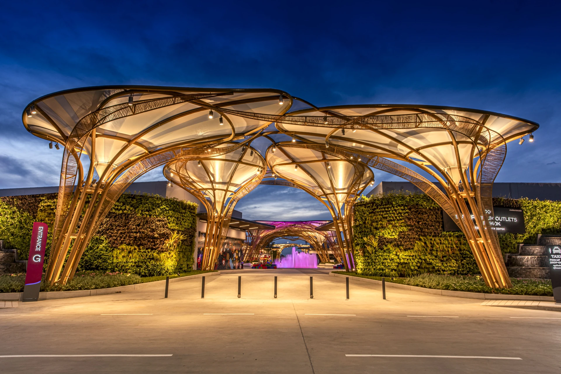 สถาปัตยกรรมและภูมิทัศน์ Siam Premium Outlets จากข้อมูลภาพปี 2566 ไม่ใช่ภาพงานวิ่งปี 2569
