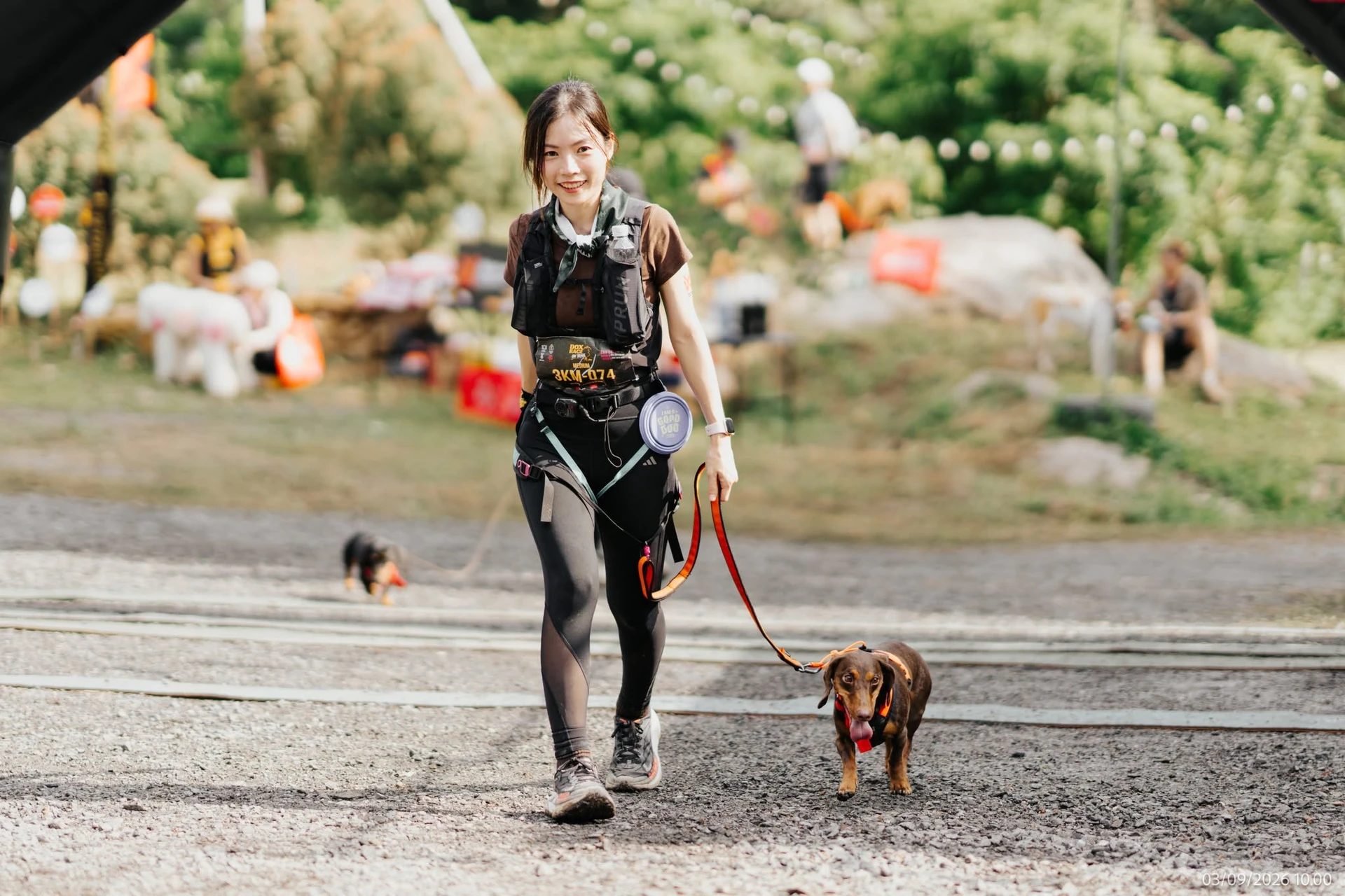 ผู้ร่วมกิจกรรมกับสุนัขในพื้นที่งาน จากอัลบั้ม DOX Race on Trail 2026 ของผู้จัด