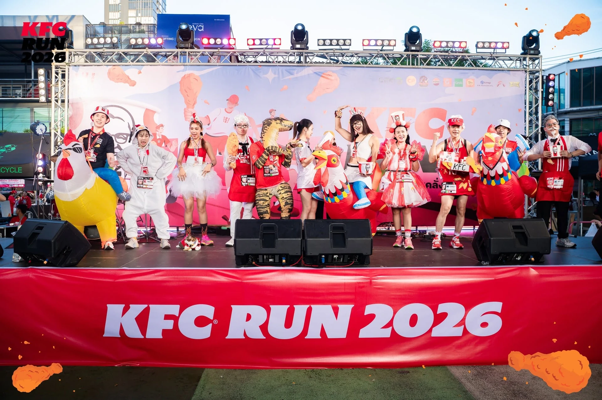 กลุ่มผู้ร่วมงานในชุดแฟนซีบนเวที KFC RUN 2026 จากโพสต์ไฮไลต์เดียวกัน