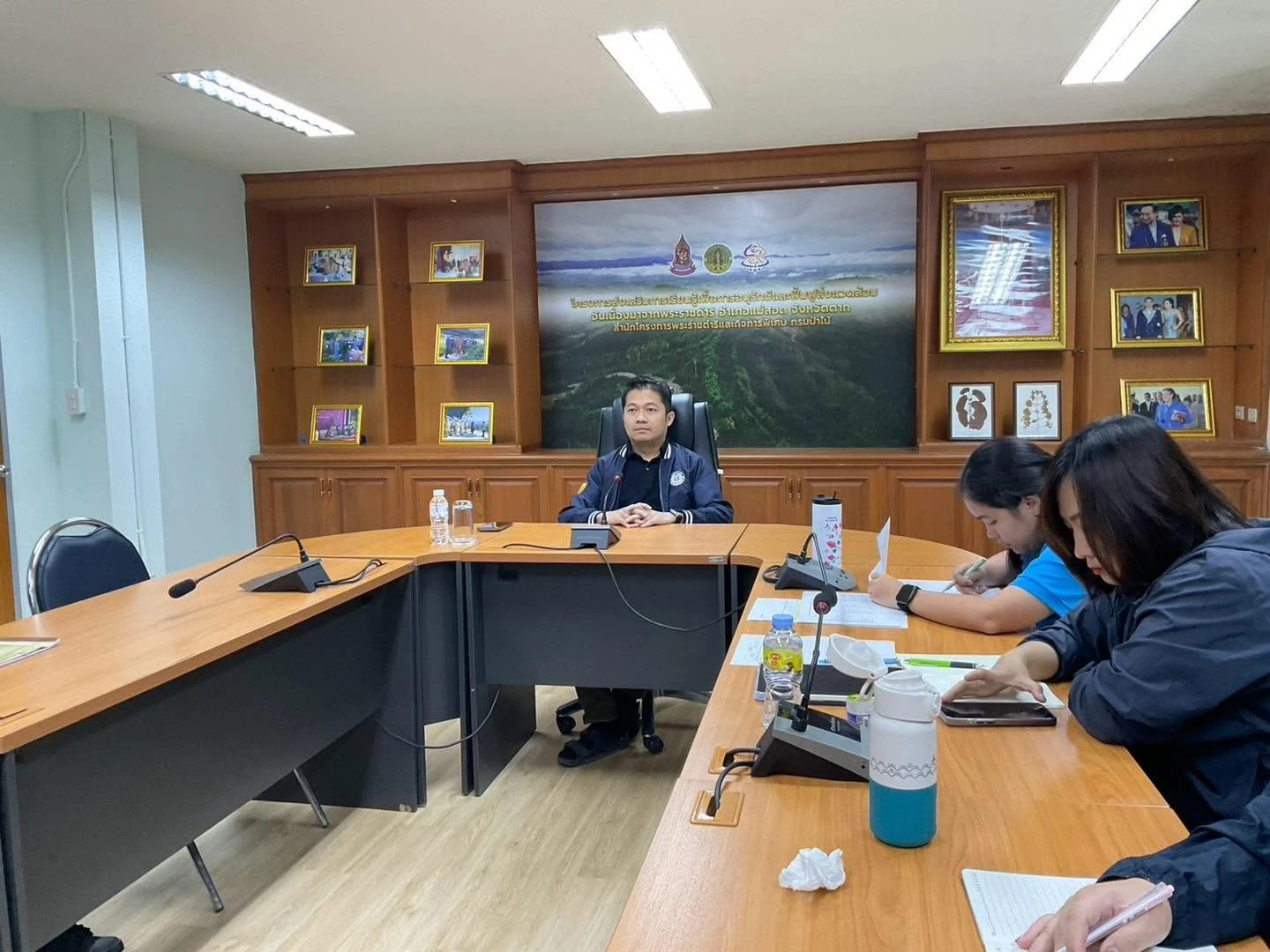 ทีมงานนั่งประชุมและจดบันทึกในห้องประชุม จากรายงานสรุป Maesot Eco Trail 2026 ของเพจงาน