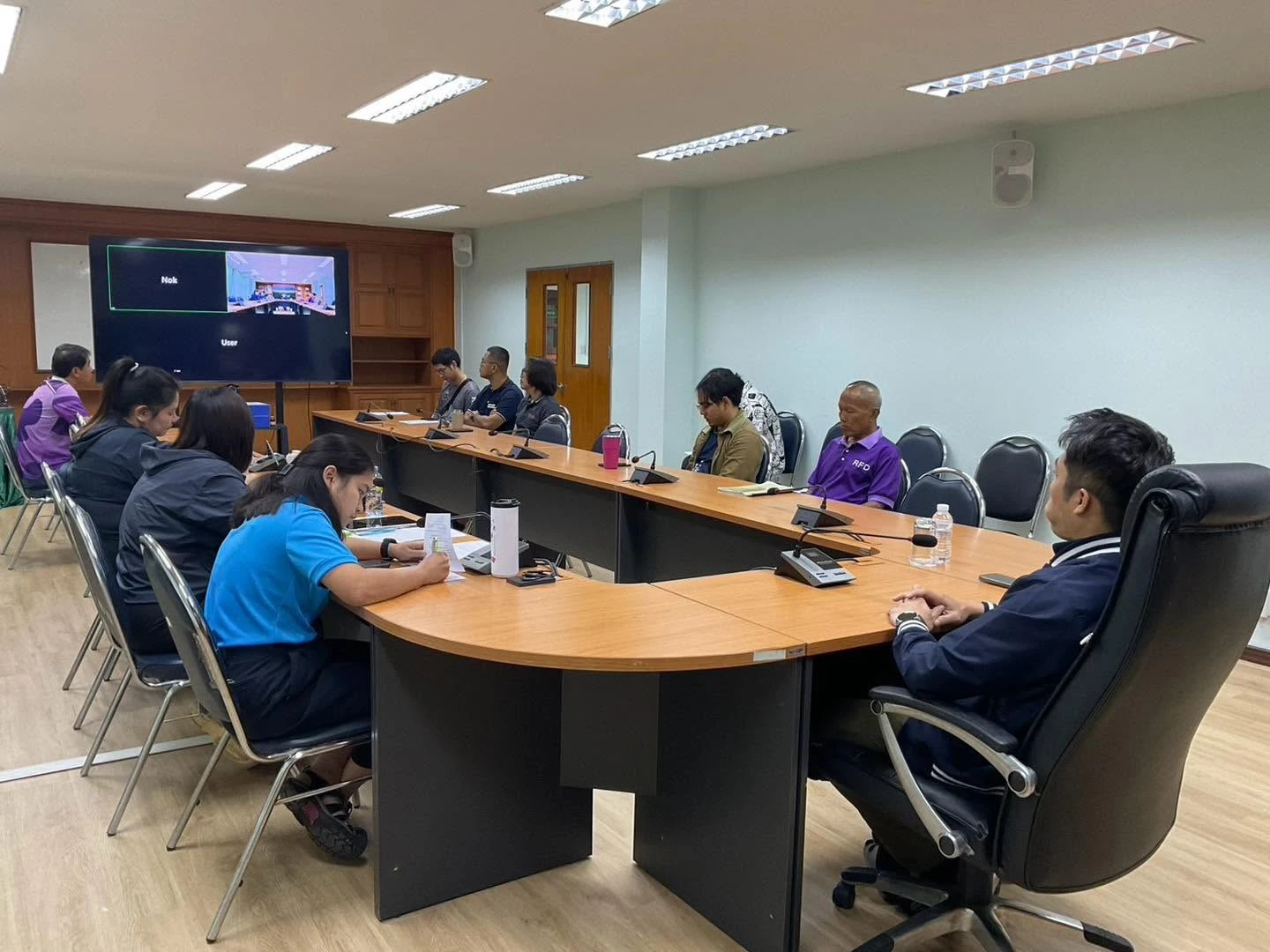 ภาพมุมกว้างผู้ร่วมประชุมรอบโต๊ะพร้อมจอ จากรายงานสรุป Maesot Eco Trail 2026 โพสต์เดียวกัน