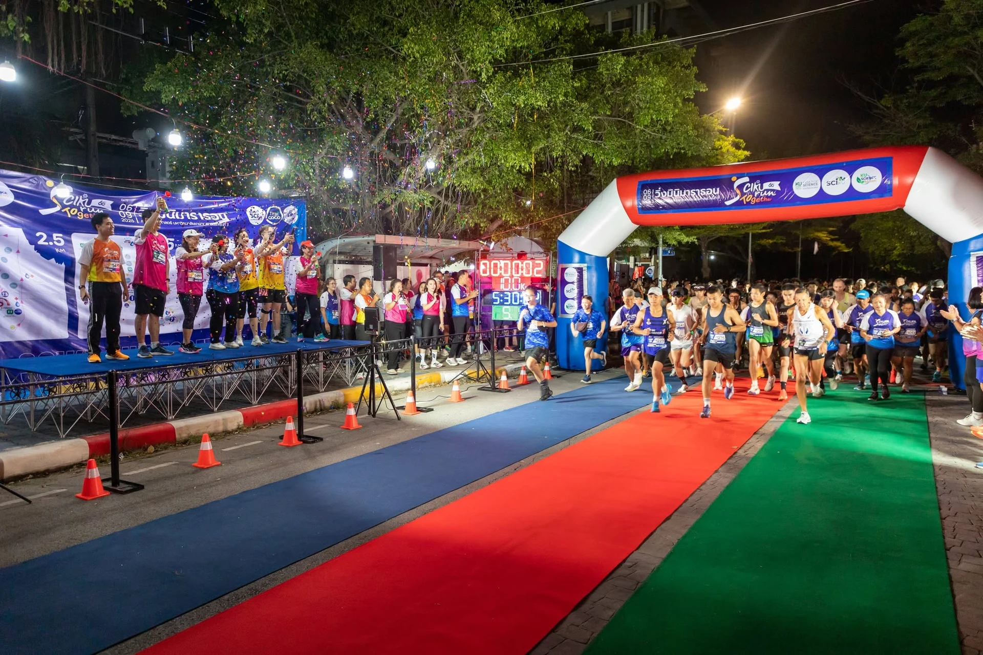 ผู้ร่วมกิจกรรมเคลื่อนผ่านซุ้ม SciKU Run Together พร้อมเวทีข้างจุดปล่อยตัว จากรายงานเพจคณะวิทยาศาสตร์ มหาวิทยาลัยเกษตรศาสตร์