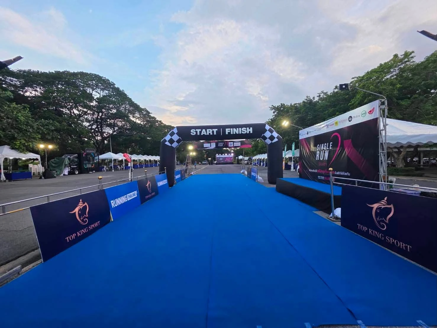 ซุ้ม START FINISH พรมสีน้ำเงินและฉาก Single Run ที่จัดเตรียมไว้ก่อนงาน จากภาพลำดับแรกของเพจงาน