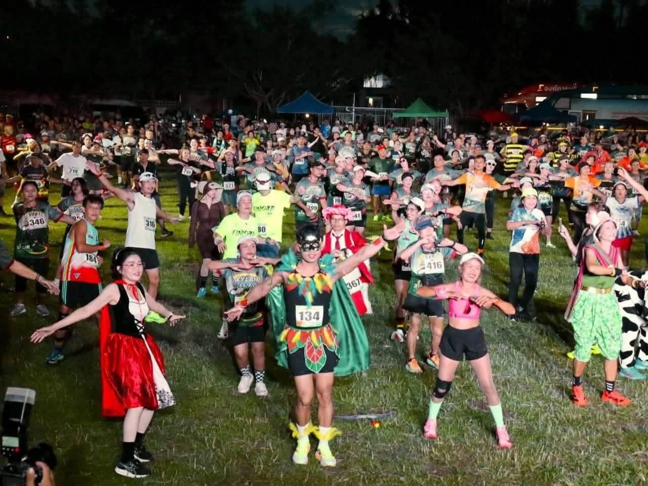 ผู้ร่วมกิจกรรมขยับร่างกายพร้อมกันในพื้นที่สนามของ Sky Lane Green Run จากโพสต์รายงานงานเดียวกัน
