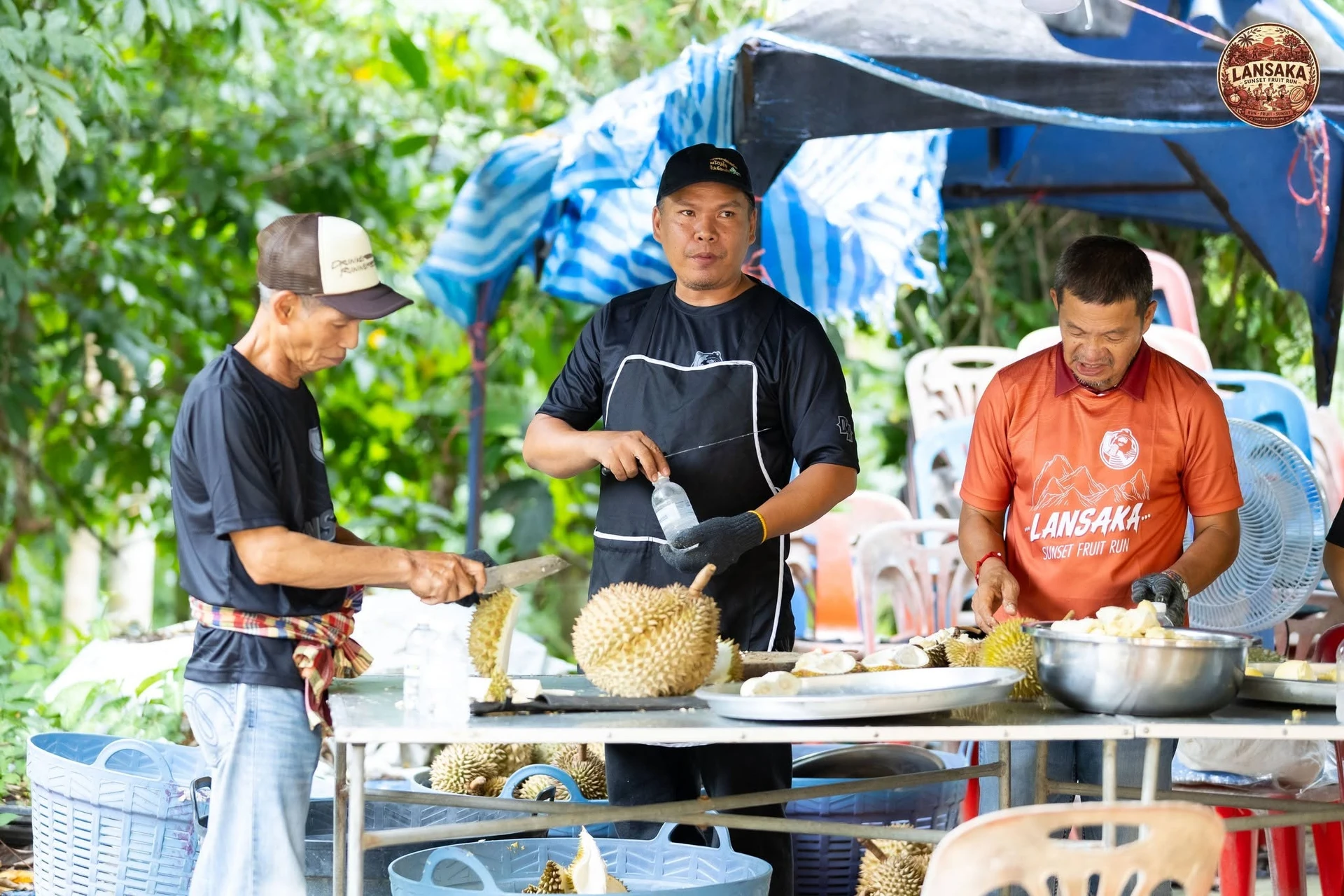 บรรยากาศบริเวณเตรียมผลไม้ มีเสื้อและลายน้ำ Lansaka Sunset Fruit Run จากรายงานหลังงานปี 2569