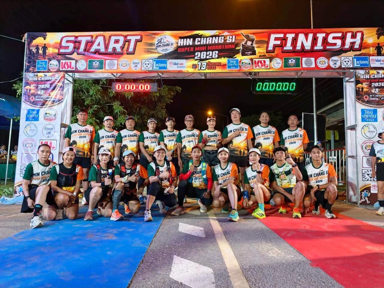 ภาพรวมกลุ่มบริเวณซุ้ม Hin Chang Si Super Mini Marathon 2026 จากโพสต์ผู้จัดขอบคุณทีม Pacer และ Guard runner