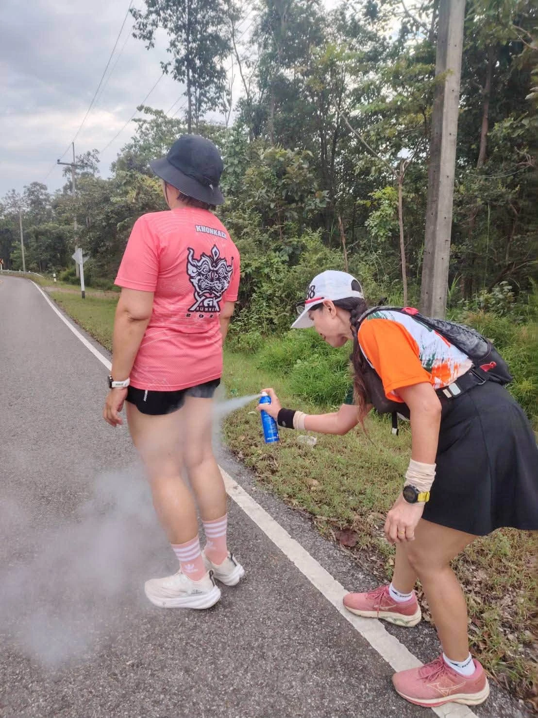 บรรยากาศการดูแลผู้ร่วมวิ่งริมเส้นทาง จากโพสต์ผู้จัดหลังงาน Hin Chang Si Super Mini Marathon ปี 2569