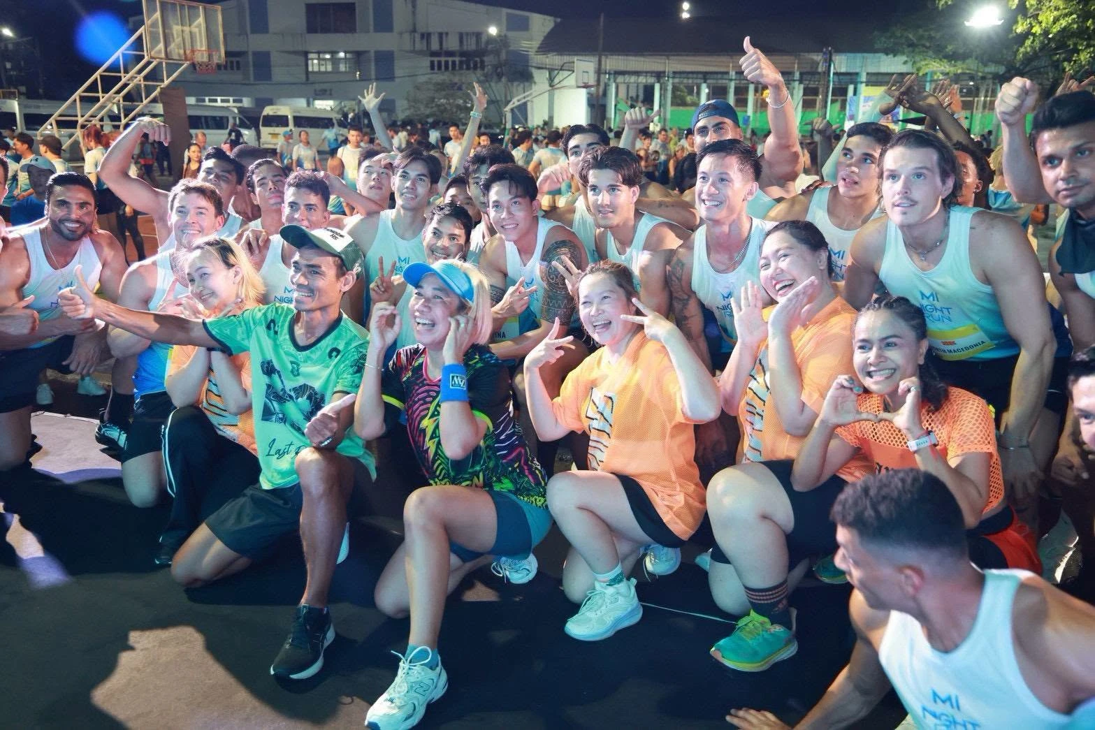 บรรยากาศผู้ร่วมงาน MI NIGHT RUN ปี 2569 ถ่ายภาพรวมในพื้นที่กิจกรรมช่วงกลางคืน
