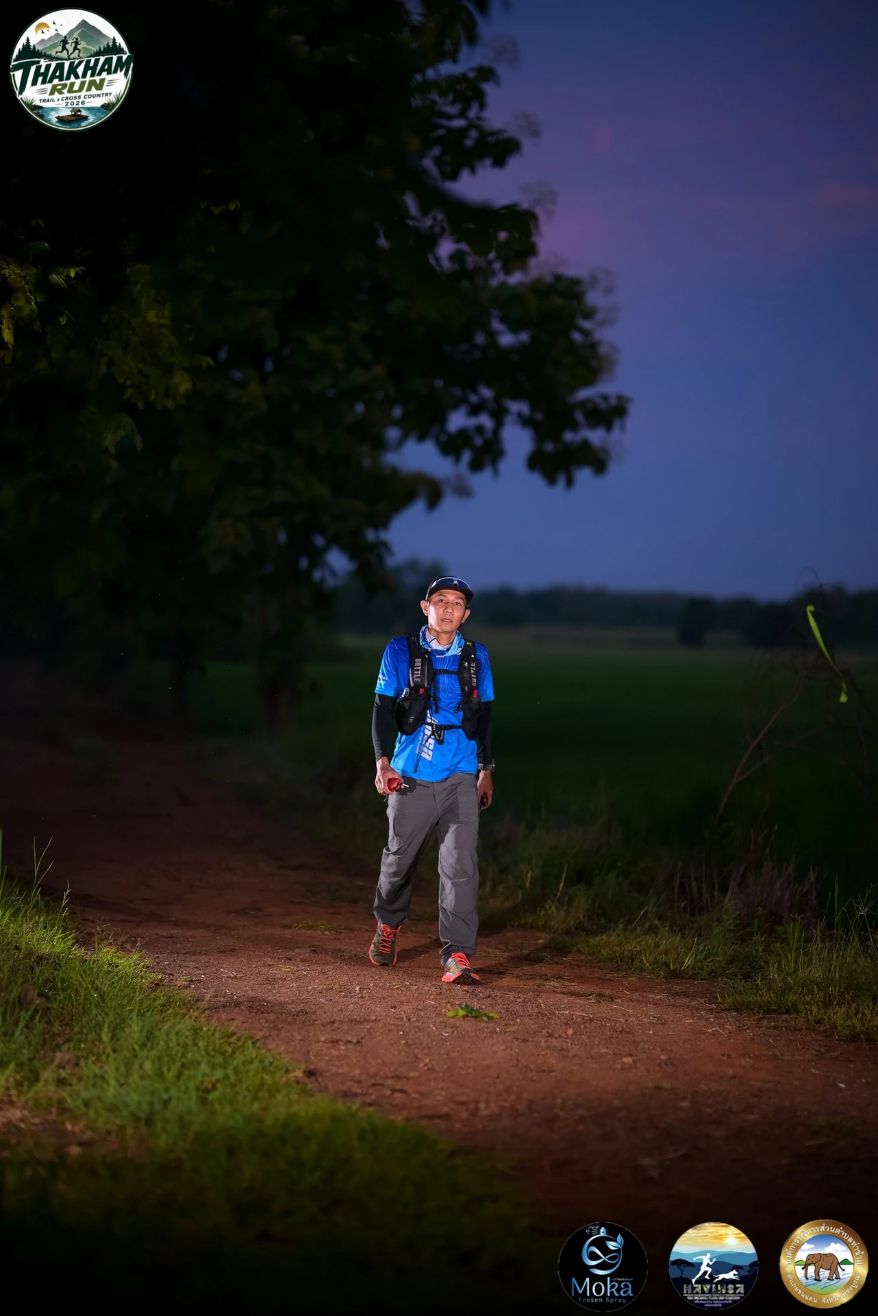 ผู้ร่วมกิจกรรม Thakham Run ปี 2569 บนทางดินข้างทุ่งนา