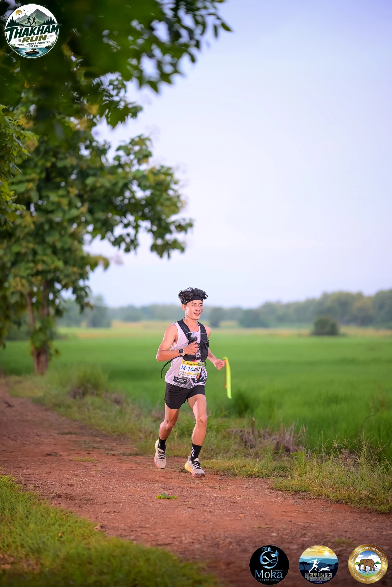 นักวิ่งบนเส้นทางข้างทุ่งนาใน Thakham Run อำเภอชนแดน ปี 2569