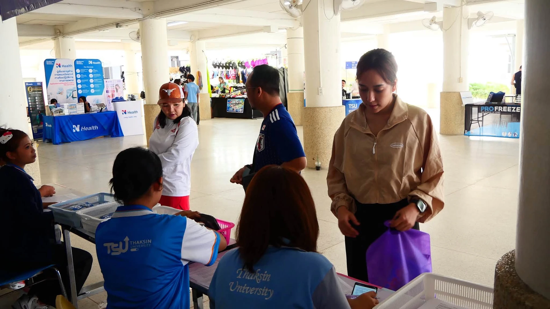 ผู้ร่วมกิจกรรมรับอุปกรณ์ที่จุดรับบิบของงาน ECBA Trail 2026