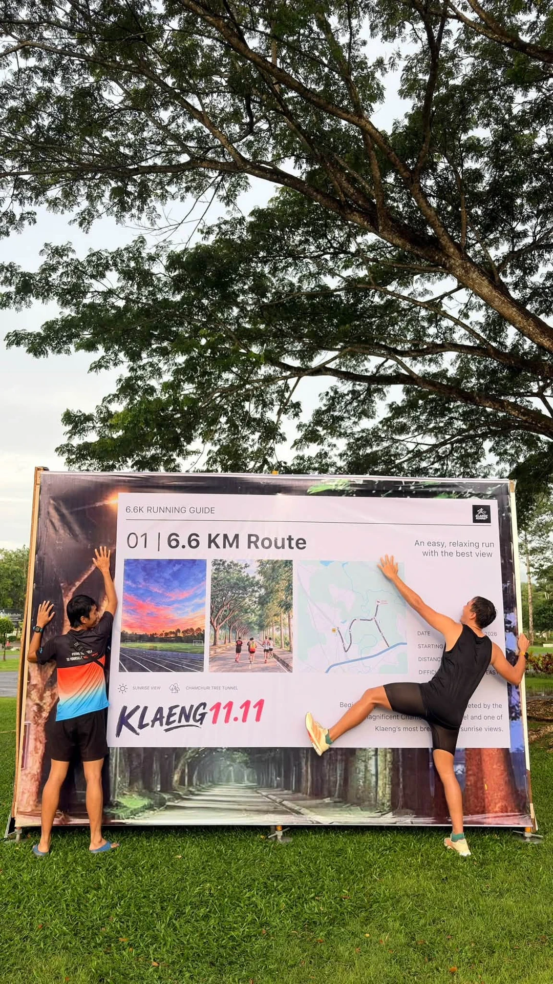ผู้ร่วมกิจกรรมเตรียมงานอยู่ข้างป้าย KLAENG 11.11 ของกำหนดการเดิม