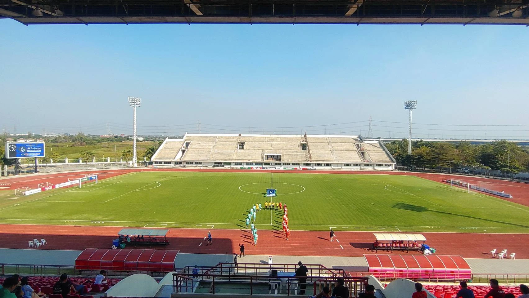 ภาพสนามฟุตบอลและลู่วิ่ง ศูนย์กีฬาเฉลิมพระเกียรติ 72 พรรษา — ไม่ระบุปีถ่าย ไม่ใช่ภาพกิจกรรมวิ่งล้อมเมือง