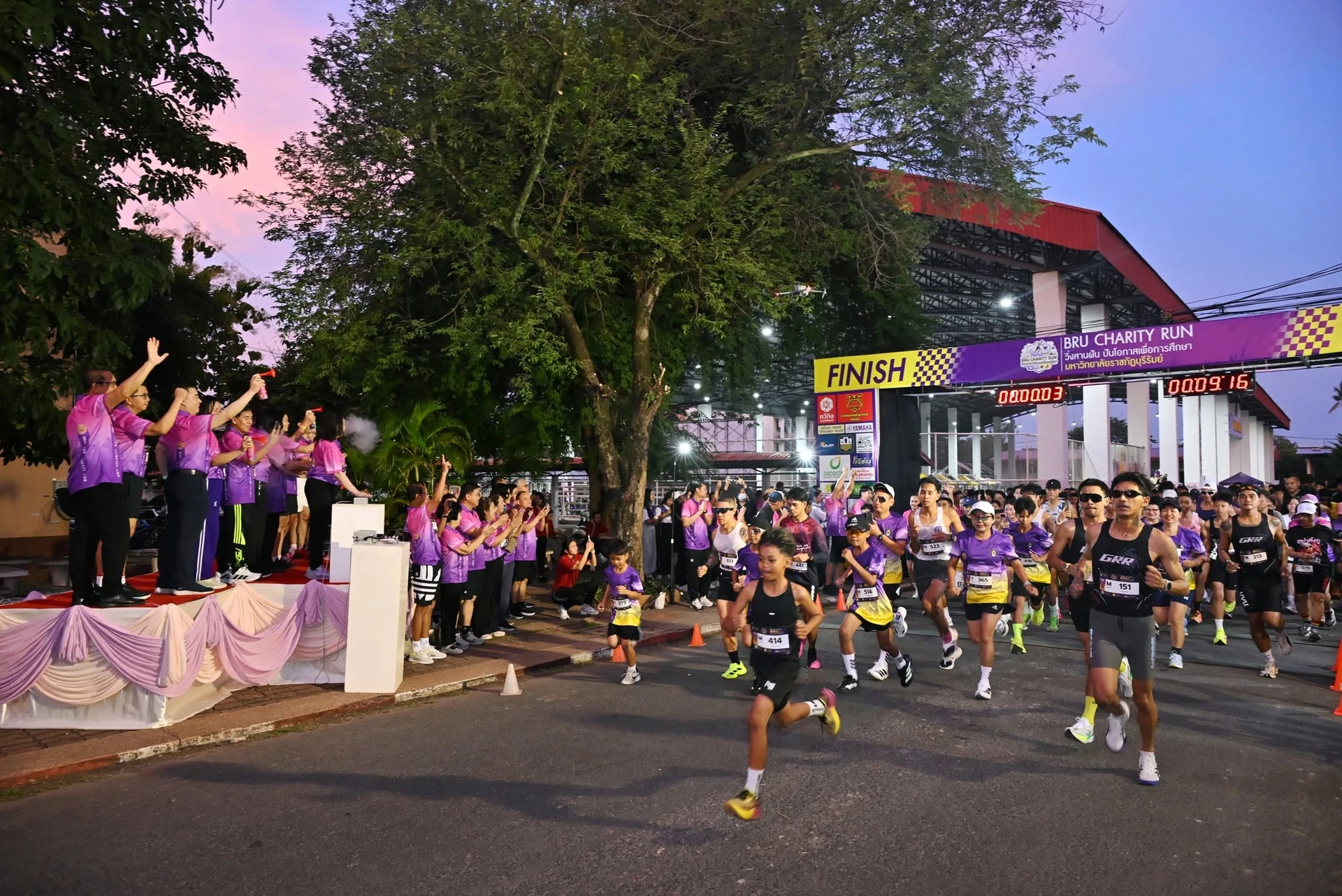 นักวิ่งบริเวณซุ้ม BRU Charity Run วิ่งสานฝัน ปันโอกาสเพื่อการศึกษา ปี 2569
