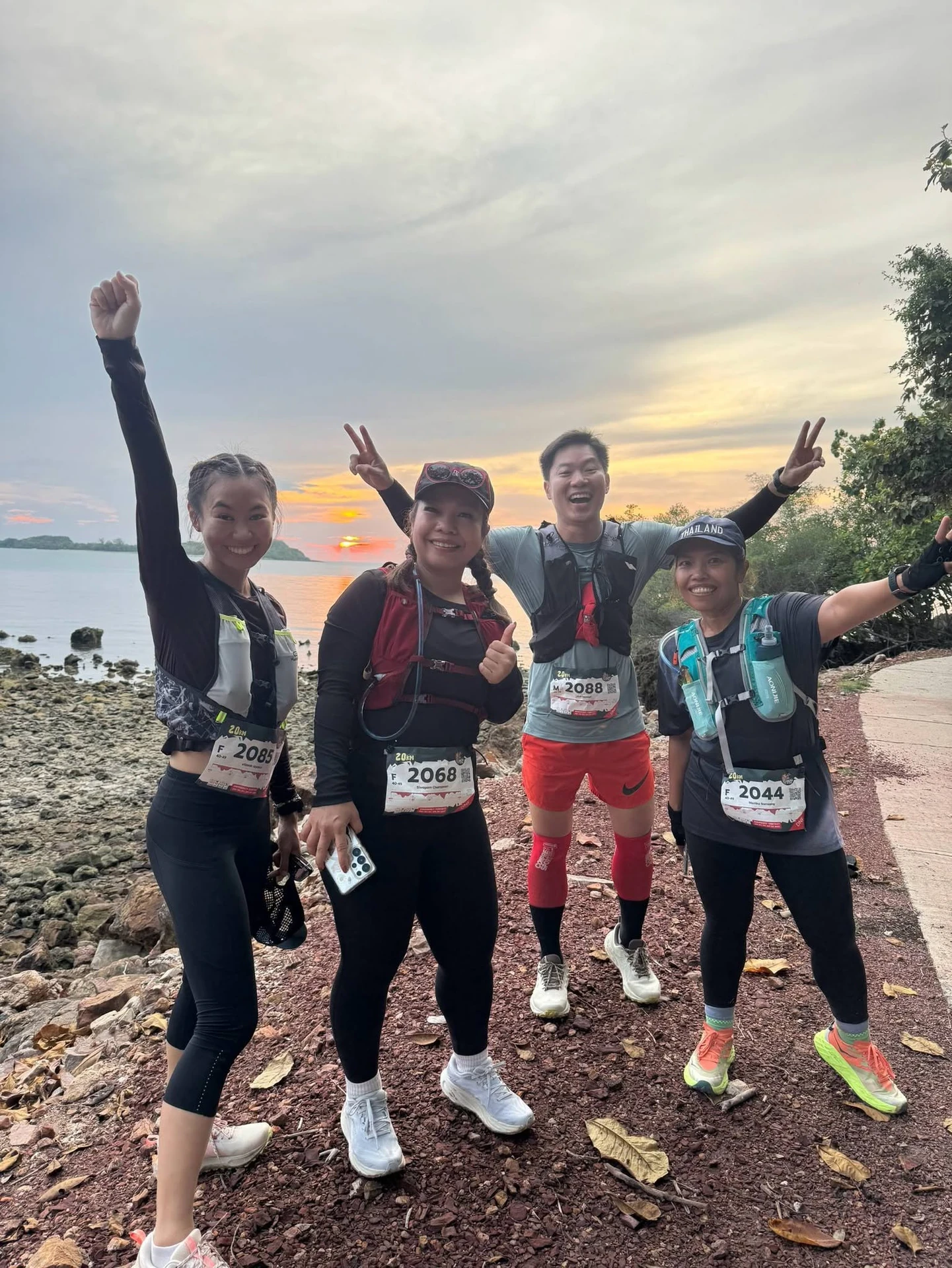 ผู้ร่วมกิจกรรมพร้อมบิบในอัลบั้ม Koh Tan Eco Trail 2026 ริมชายฝั่ง