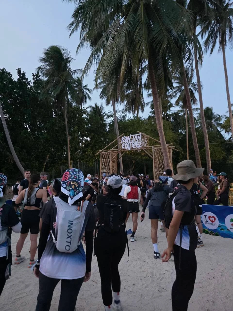 บรรยากาศนักวิ่งบริเวณซุ้มชื่อ Koh Tan Eco Trail จากอัลบั้มกิจกรรมปี 2569
