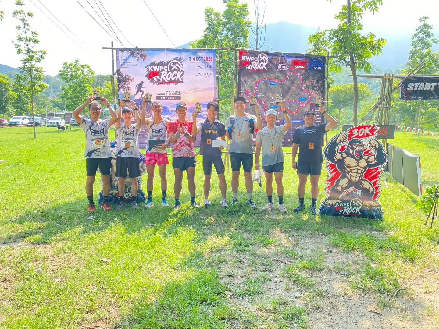 การถ่ายภาพร่วมกันหน้าป้าย KWPC ON THE ROCK 2026 ในโพสต์กิจกรรมมอบรางวัล