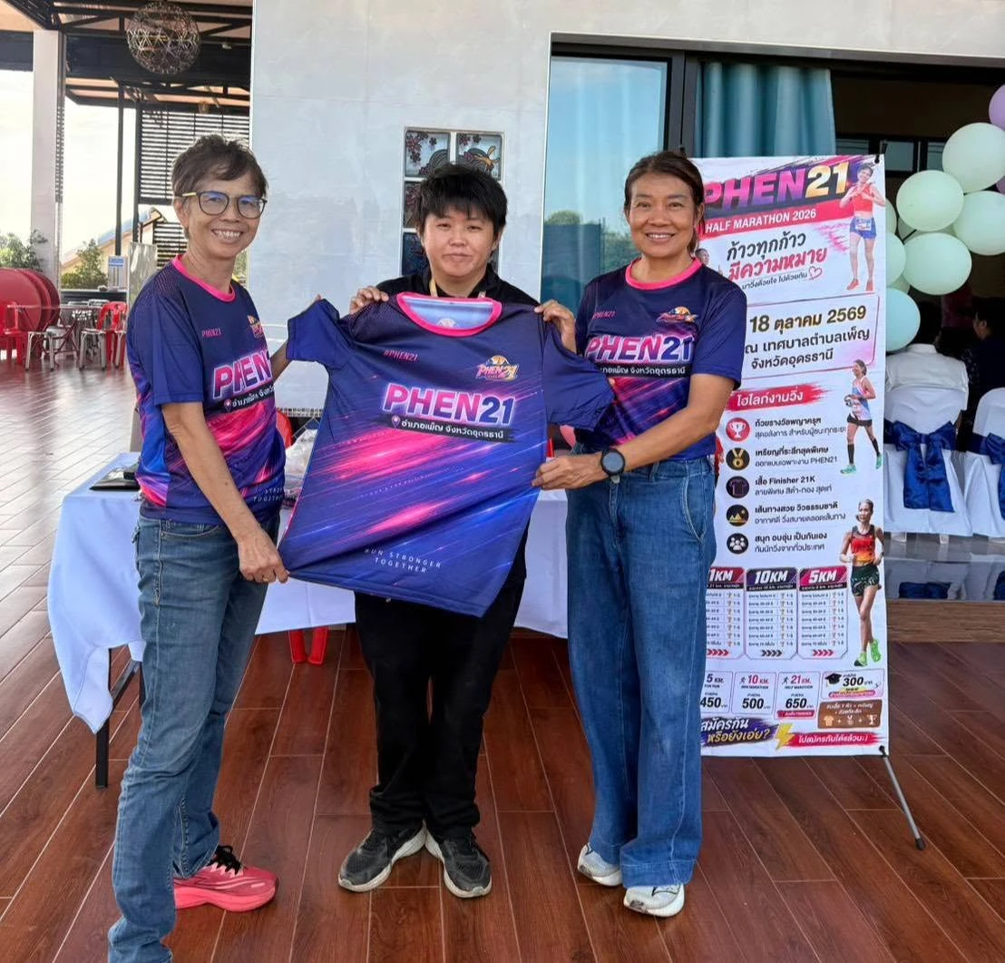 ภาพร่วมกันพร้อมเสื้อ PHEN 21 และป้ายวันจัด 18 ตุลาคม 2569 ในกิจกรรมประชาสัมพันธ์ก่อนงาน