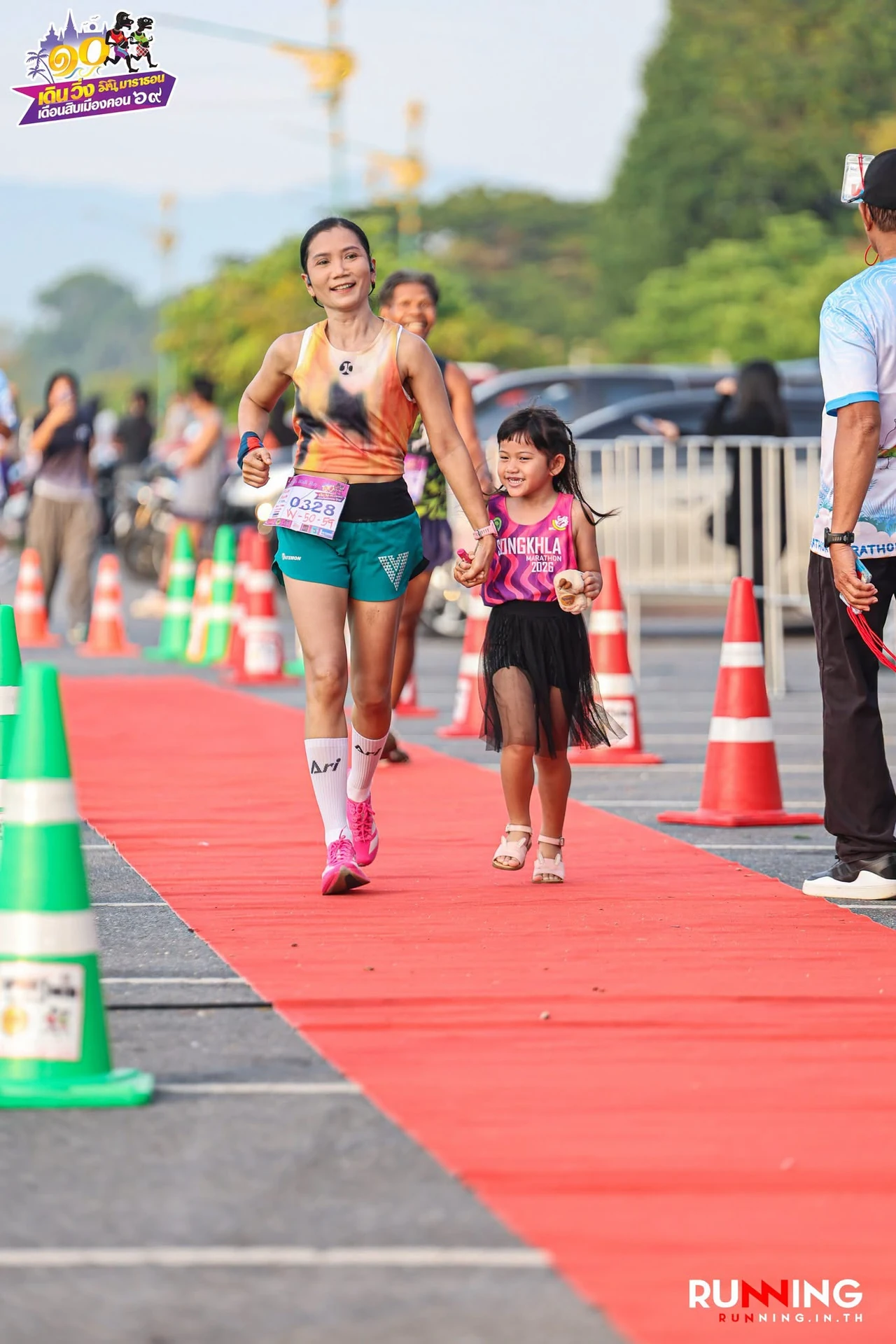 ผู้ร่วมกิจกรรมบนพรมทางวิ่งในชุดภาพเดิน–วิ่งเดือนสิบเมืองคอน ปี 2569