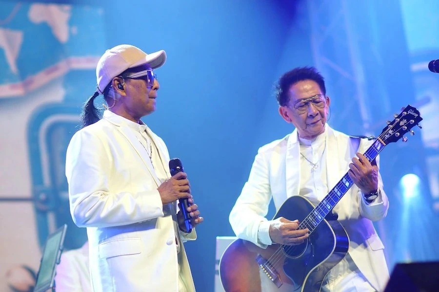 ภาพการใช้ไมโครโฟนและกีตาร์บนเวทีในรายงานคอนเสิร์ตชาตรี โลกมายา ปี 2569