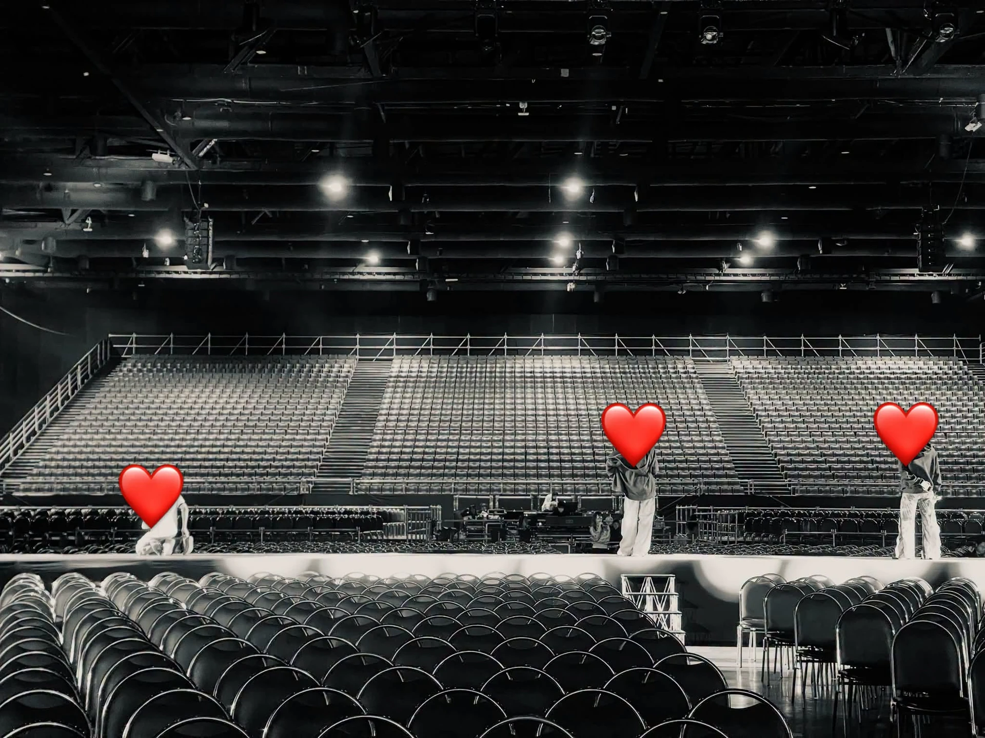 บริเวณเวทีและที่นั่งในภาพเตรียม ROOKIE DIVOS CONCERT ก่อนประกาศเลื่อน