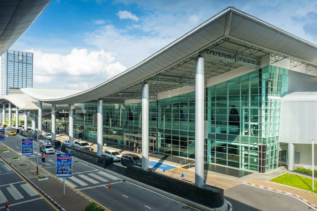 ภายนอกอาคาร IMPACT Exhibition and Convention Center จากภาพบนเว็บไซต์อิมแพ็ค — ไม่ระบุวันหรือปีถ่าย คงภาพต้นทางทั้งกรอบ เป็นภาพสถานที่ประกอบย้อนหลัง ไม่ใช่ภาพภายในฮอลล์ 8 งาน Fasteners วันที่ 3–4 ธันวาคม 2569 หรือการเตรียมบูธ และไม่ใช้ป้ายในภาพยืนยันทางเข้างานหรือสภาพพื้นที่ปัจจุบัน
